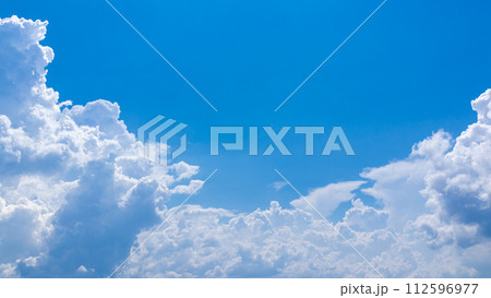 真夏の青空に発生した積乱雲(入道雲) 真夏の青空に発生した積乱雲(入道雲) 112596977
