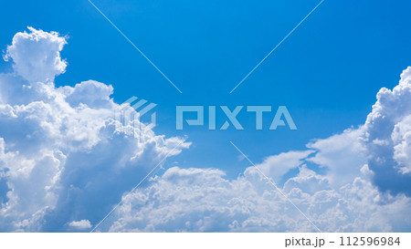 真夏の青空に発生した積乱雲（入道雲） 112596984