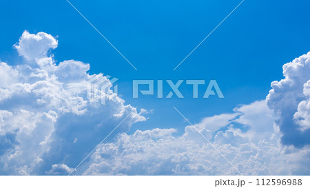 真夏の青空に発生した積乱雲（入道雲） 112596988
