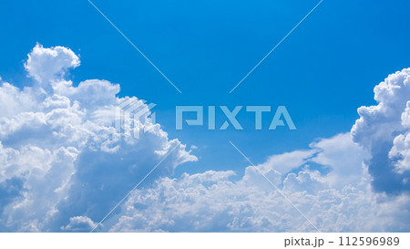 真夏の青空に発生した積乱雲（入道雲） 112596989