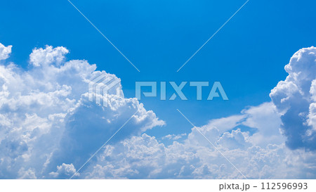 真夏の青空に発生した積乱雲(入道雲) 真夏の青空に発生した積乱雲(入道雲) 112596993