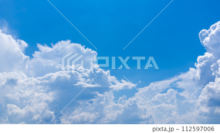 真夏の青空に発生した積乱雲（入道雲） 112597006