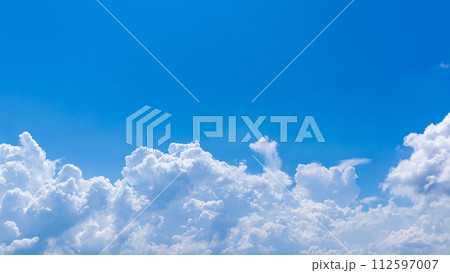 真夏の青空に発生した積乱雲（入道雲） 112597007