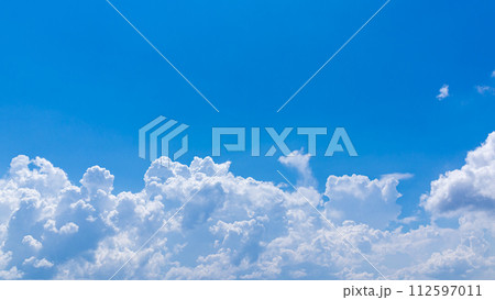 真夏の青空に発生した積乱雲（入道雲） 112597011