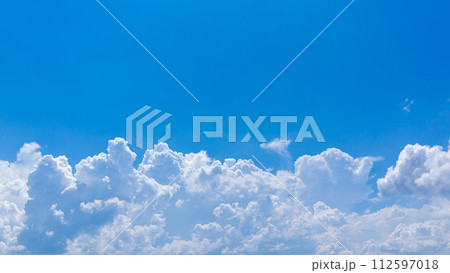 真夏の青空に発生した積乱雲(入道雲) 真夏の青空に発生した積乱雲(入道雲) 112597018
