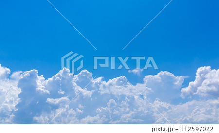 真夏の青空に発生した積乱雲（入道雲） 112597022