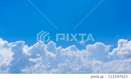 真夏の青空に発生した積乱雲（入道雲） 112597023