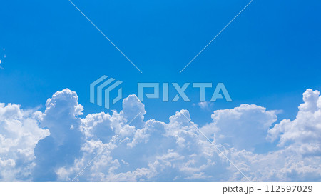 真夏の青空に発生した積乱雲（入道雲） 112597029