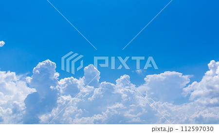 真夏の青空に発生した積乱雲（入道雲） 112597030