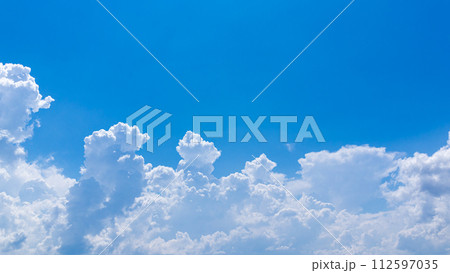 真夏の青空に発生した積乱雲（入道雲） 112597035