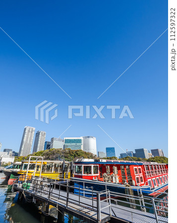 ウォーターズ竹芝の係船場に係留されている水上バス（東京都港区） 112597322