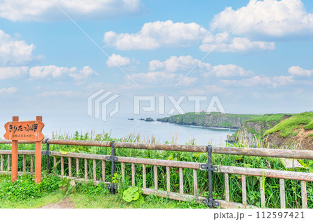 北海道厚岸郡 霧で有名な夏の霧多布岬と湯沸岬灯台 北海道厚岸郡 霧で有名な夏の霧多布岬と湯沸岬灯台 112597421