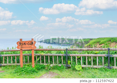 北海道厚岸郡　霧で有名な夏の霧多布岬と湯沸岬灯台 112597422