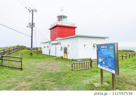 北海道厚岸郡 夏の北海道 霧多布岬にある湯沸岬灯台 北海道厚岸郡 夏の北海道 霧多布岬にある湯沸岬灯台 112597536