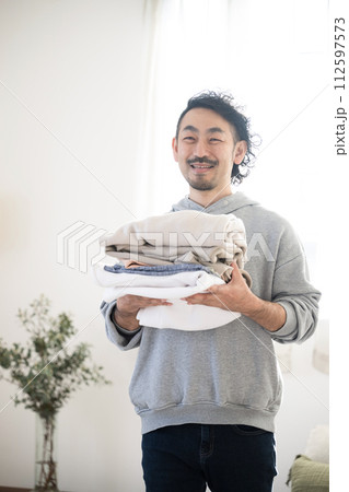 洗濯を畳む家事をする男性 洗濯を畳む家事をする男性 112597573