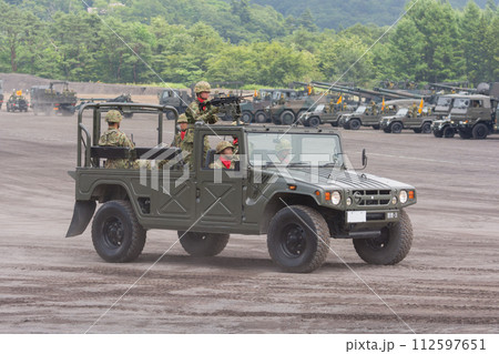 走行する陸上自衛隊高機動車MINIMI搭載 112597651