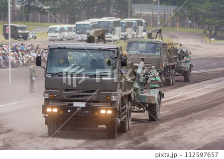 観閲行進する陸上自衛隊中砲牽引車とFH70 観閲行進する陸上自衛隊中砲牽引車とFH70 112597657