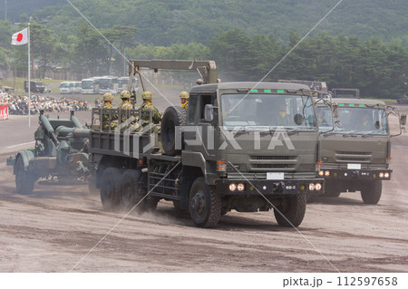 観閲行進する陸上自衛隊中砲牽引車とFH70 112597658