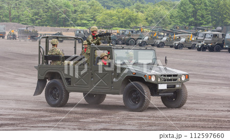 走行する陸上自衛隊高機動車MINIMI搭載 112597660