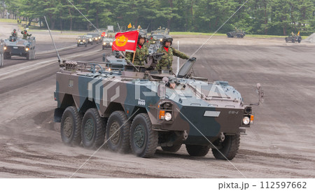 観閲行進する陸上自衛隊96式装輪装甲車A型 観閲行進する陸上自衛隊96式装輪装甲車A型 112597662