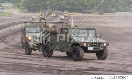走行する陸上自衛隊高機動車120mm迫撃砲牽引 112597664