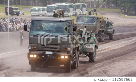観閲行進する陸上自衛隊中砲牽引車とFH70 観閲行進する陸上自衛隊中砲牽引車とFH70 112597665