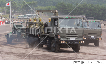 観閲行進する陸上自衛隊中砲牽引車とFH70 観閲行進する陸上自衛隊中砲牽引車とFH70 112597666