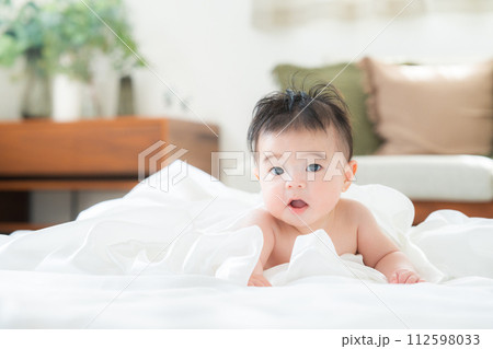 うつ伏せをする生後4ヶ月の男の子 うつ伏せをする生後4ヶ月の男の子 112598033