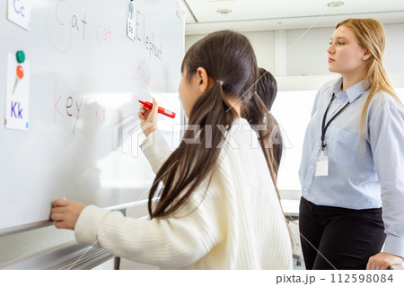 英語学習をする小学生 112598084