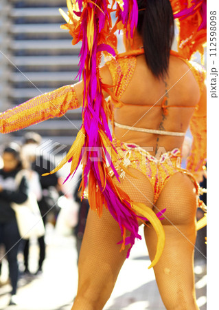 街中の通りでサンバを踊るブラジルの人たちの衣装 112598098