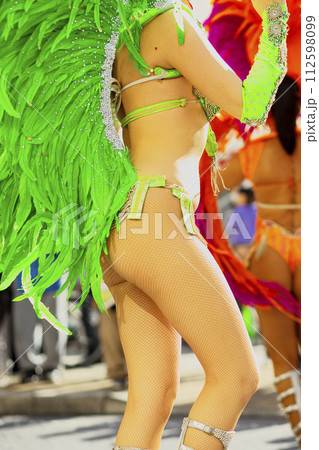 街中の通りでサンバを踊るブラジルの人たちの衣装 112598099