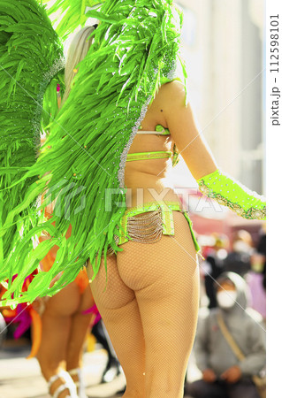 街中の通りでサンバを踊るブラジルの人たちの衣装 112598101
