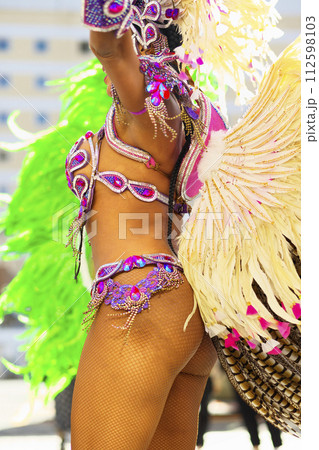 街中の通りでサンバを踊るブラジルの人たちの衣装 112598103