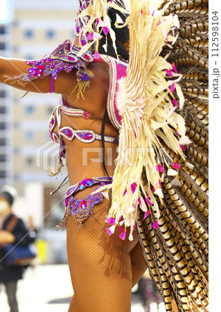 街中の通りでサンバを踊るブラジルの人たちの衣装 街中の通りでサンバを踊るブラジルの人たちの衣装 112598104