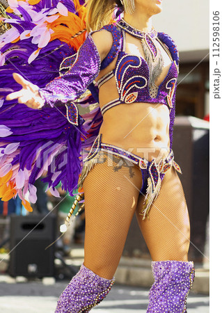 街中の通りでサンバを踊るブラジルの人たちの衣装 街中の通りでサンバを踊るブラジルの人たちの衣装 112598106