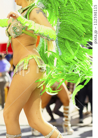 街中の通りでサンバを踊るブラジルの人たちの衣装 112598115