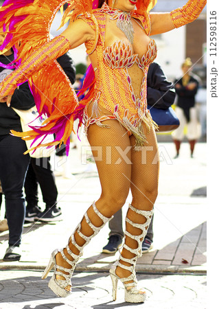 街中の通りでサンバを踊るブラジルの人たちの衣装 112598116