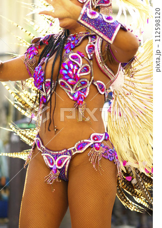 街中の通りでサンバを踊るブラジルの人たちの衣装 112598120