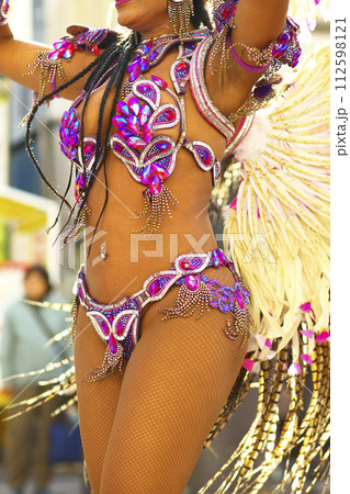 街中の通りでサンバを踊るブラジルの人たちの衣装 112598121