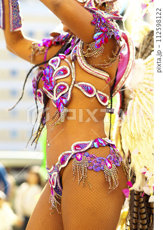 街中の通りでサンバを踊るブラジルの人たちの衣装 112598122