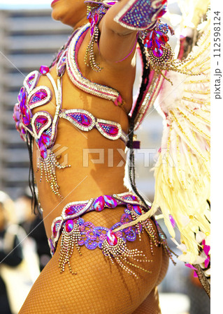 街中の通りでサンバを踊るブラジルの人たちの衣装 112598124