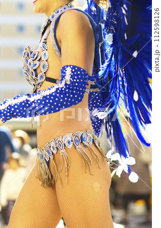 街中の通りでサンバを踊るブラジルの人たちの衣装 街中の通りでサンバを踊るブラジルの人たちの衣装 112598126