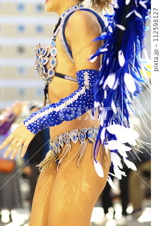 街中の通りでサンバを踊るブラジルの人たちの衣装の写真素材 [112598127] - PIXTA