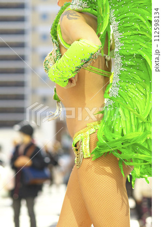 街中の通りでサンバを踊るブラジルの人たちの衣装 112598134