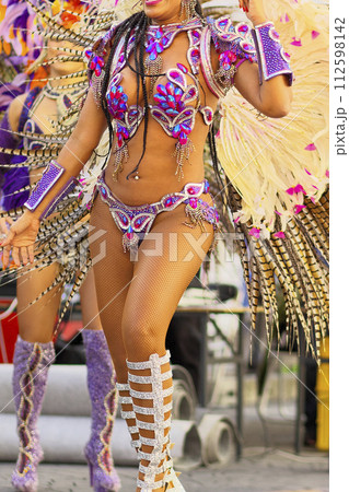 街中の通りでサンバを踊るブラジルの人たちの衣装 街中の通りでサンバを踊るブラジルの人たちの衣装 112598142