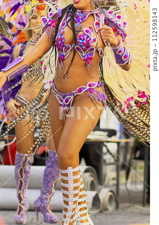 街中の通りでサンバを踊るブラジルの人たちの衣装 112598143