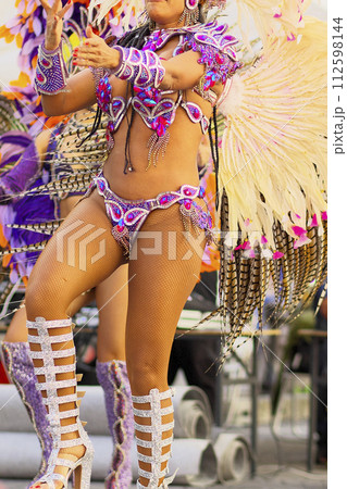 街中の通りでサンバを踊るブラジルの人たちの衣装 112598144