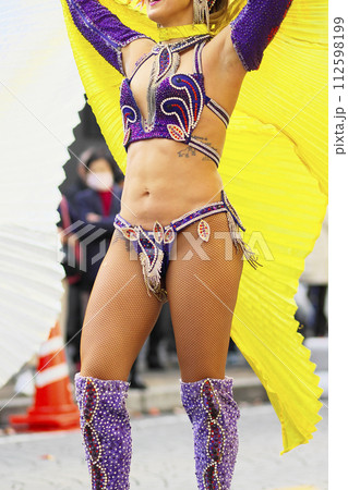 街中の通りでサンバを踊るブラジルの人たちの衣装 112598199