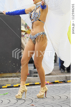 街中の通りでサンバを踊るブラジルの人たちの衣装 112598201