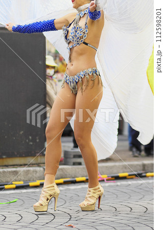 街中の通りでサンバを踊るブラジルの人たちの衣装 街中の通りでサンバを踊るブラジルの人たちの衣装 112598201